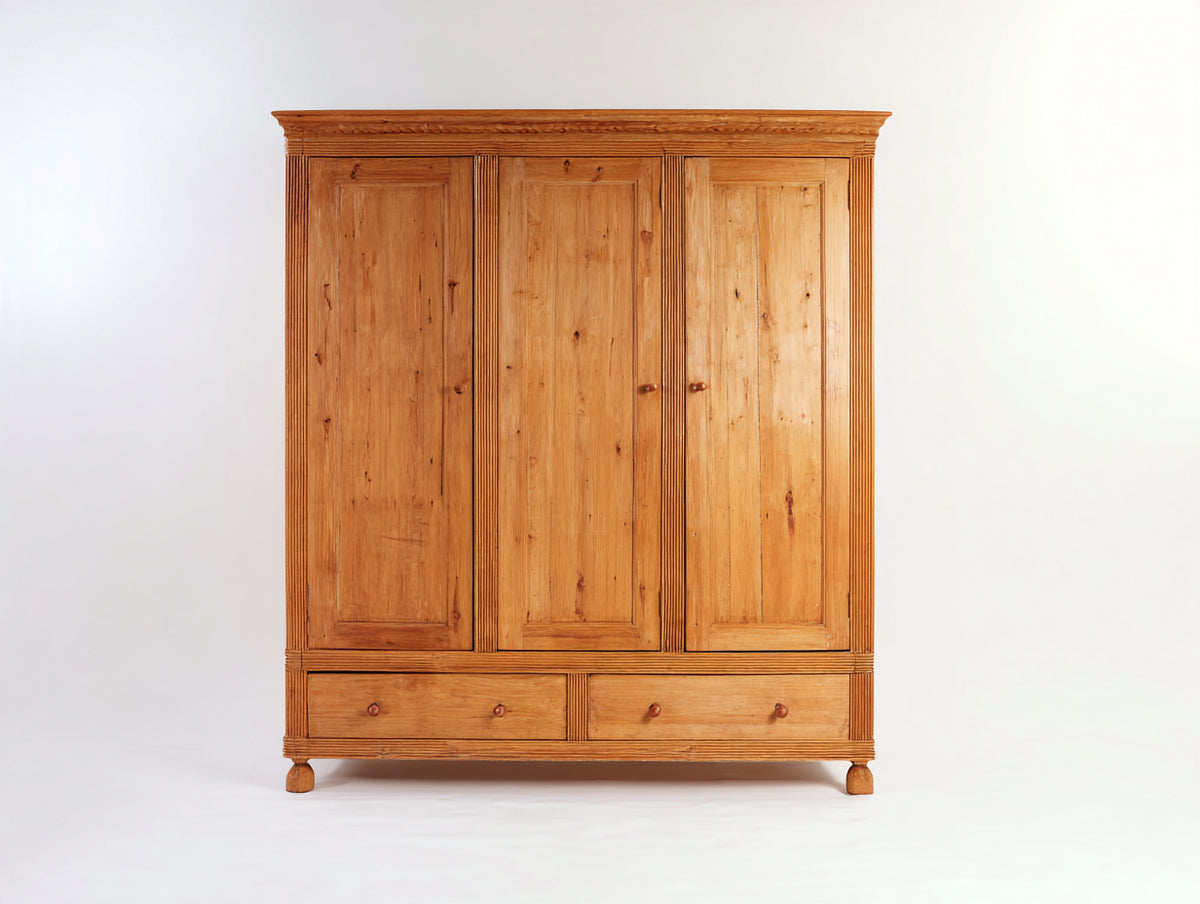 Armario de 3 puertas y 2 cajones 150x60x205 cm - Marrón - Estilo clásico con detalles decorativos